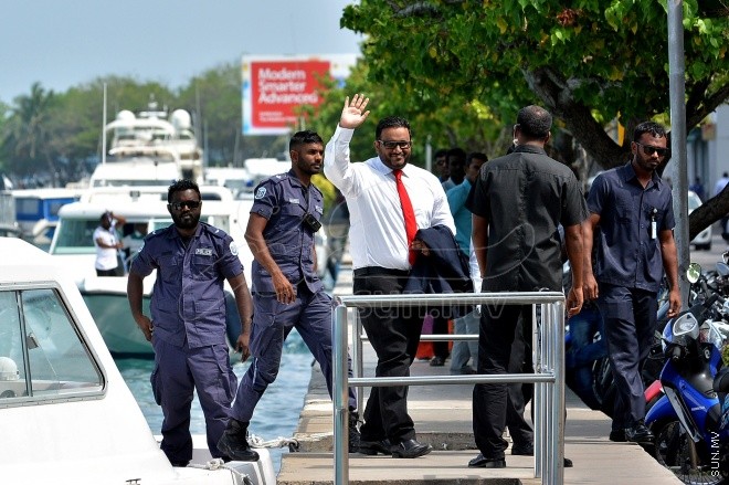 ޖަނަވަރީ 10، 2016: މޭޑޭގައި ފިސްތޯލެއް ގެންގުޅުން ކަމުގެ ތުހުމަތުގައި ކުރީގެ ނައިބު ރައީސް އަހުމަދު އަދީބުގެ މައްޗަށް ކުރާ ދައުވާގެ އަޑުއެހުމަށް އަދީބު ކޯޓަށް ހާޒިރު ކުރުން -- ސަންފޮޓޯ/ ޔޫސުފް ސޮއްފާން