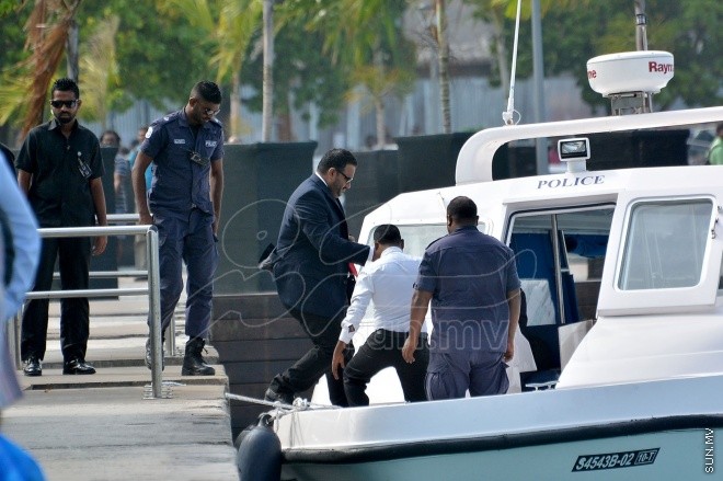 ޖަނަވަރީ 10، 2016: މޭޑޭގައި ފިސްތޯލެއް ގެންގުޅުން ކަމުގެ ތުހުމަތުގައި ކުރީގެ ނައިބު ރައީސް އަހުމަދު އަދީބުގެ މައްޗަށް ކުރާ ދައުވާގެ އަޑުއެހުމަށް އަދީބު ކޯޓަށް ހާޒިރު ކުރުން -- ސަންފޮޓޯ/ ޔޫސުފް ސޮއްފާން