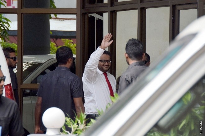 ޖަނަވަރީ 10، 2016: މޭޑޭގައި ފިސްތޯލެއް ގެންގުޅުން ކަމުގެ ތުހުމަތުގައި ކުރީގެ ނައިބު ރައީސް އަހުމަދު އަދީބުގެ މައްޗަށް ކުރާ ދައުވާގެ އަޑުއެހުމަށް އަދީބު ކޯޓަށް ހާޒިރު ކުރުން -- ސަންފޮޓޯ/ އަލީ ނަސީރު