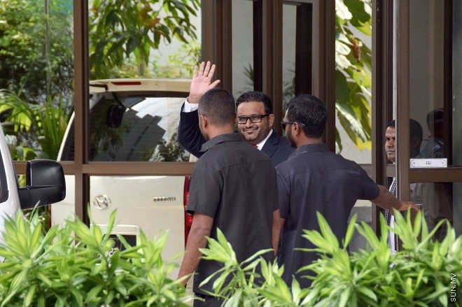 ޖަނަވަރީ 10، 2016: މޭޑޭގައި ފިސްތޯލެއް ގެންގުޅުން ކަމުގެ ތުހުމަތުގައި ކުރީގެ ނައިބު ރައީސް އަހުމަދު އަދީބުގެ މައްޗަށް ކުރާ ދައުވާގެ އަޑުއެހުމަށް އަދީބު ކޯޓަށް ހާޒިރު ކުރުން -- ސަންފޮޓޯ/ އަލީ ނަސީރު