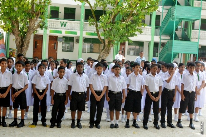 13 ޖެނުއަރީ 2016: ދިރާސީ އާ އަހަރުގެ ކިޔެވުން ފެށުން. އަމީނިއްޔާ ސްކޫލްގެ ދަރިވަރުންތަކެއް އެ ސްކޫލްގެ ގޯތި ތެރޭގައި އެސެމްބްލީއަށް ތައްޔާރުވަނީ --- ސަން ފޮޓޯ: އަހްމަދު މުޖްތަބާ