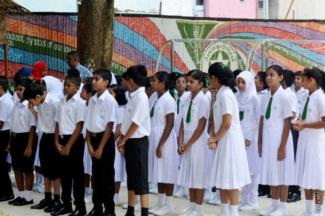 13 ޖެނުއަރީ 2016: ދިރާސީ އާ އަހަރުގެ ކިޔެވުން ފެށުން. އަމީނިއްޔާ ސްކޫލްގެ ދަރިވަރުންތަކެއް އެ ސްކޫލްގެ ގޯތި ތެރޭގައި އެސެމްބްލީއަށް ތައްޔާރުވަނީ --- ސަން ފޮޓޯ: އަހްމަދު މުޖްތަބާ
