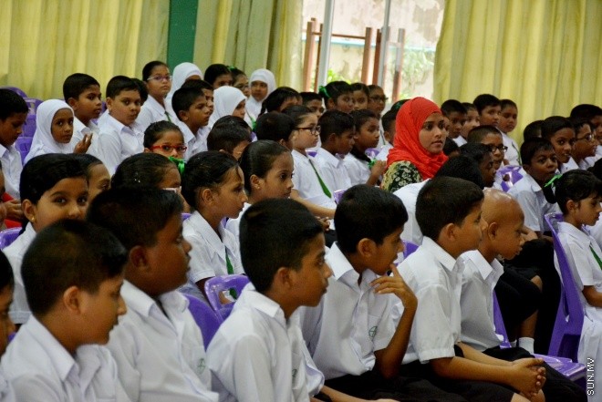 13 ޖެނުއަރީ 2016: ދިރާސީ އާ އަހަރުގެ ކިޔެވުން ފެށުން. އަމީނިއްޔާ ސްކޫލްގެ ދަރިވަރުންތަކެއް އެ ސްކޫލްގެ އެސެމްބްލީގައި --- ސަން ފޮޓޯ: އަހްމަދު މުޖްތަބާ