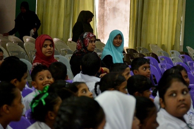 13 ޖެނުއަރީ 2016: ދިރާސީ އާ އަހަރުގެ ކިޔެވުން ފެށުން. އަމީނިއްޔާ ސްކޫލްގެ ދަރިވަރުންތަކެއް އެ ސްކޫލްގެ އެސެމްބްލީގައި --- ސަން ފޮޓޯ: އަހްމަދު މުޖްތަބާ