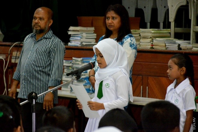 13 ޖެނުއަރީ 2016: ދިރާސީ އާ އަހަރުގެ ކިޔެވުން ފެށުން. އަމީނިއްޔާ ސްކޫލްގެ އިސްވެރިން ދަރިވަރުންނާ ބައްދަލުކުރައްވަނީ --- ސަން ފޮޓޯ: އަހްމަދު މުޖްތަބާ