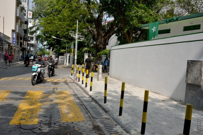 13 ޖެނުއަރީ 2016: ދިރާސީ އާ އަހަރުގެ ކިޔެވުން ފެށުން. އަމީނިއްޔާ ސްކޫލް ކައިރީގައި ހައުސިން މިނިސްޓްރީން ހަދާފައިވާ ސޭފް ޒޯން --- ސަން ފޮޓޯ: އަހްމަދު މުޖްތަބާ