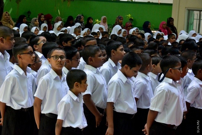 13 ޖެނުއަރީ 2016: ދިރާސީ އާ އަހަރުގެ ކިޔެވުން ފެށުން. އަމީނިއްޔާ ސްކޫލްގެ ދަރިވަރުންތަކެއް އެ ސްކޫލްގެ އެސެމްބްލީގައި --- ސަން ފޮޓޯ: އަހްމަދު މުޖްތަބާ