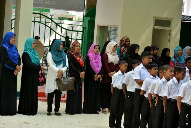 13 ޖެނުއަރީ 2016: ދިރާސީ އާ އަހަރުގެ ކިޔެވުން ފެށުން. އަރަބިއްޔާ ސްކޫލްގެ ދަރިވަރުންނާއި މުދައްރިސުން އެ ސްކޫލްގެ އެސެމްބްލީގައި --- ސަން ފޮޓޯ: އަހްމަދު މުޖްތަބާ