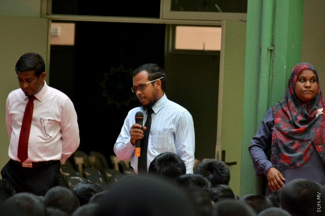 13 ޖެނުއަރީ 2016: ދިރާސީ އާ އަހަރުގެ ކިޔެވުން ފެށުން. އަރަބިއްޔާ ސްކޫލްގެ ޕްރިންސިޕަލް ދަރިވަރުންނާ ވާހަކަދައްކަވަނީ --- ސަން ފޮޓޯ: އަހްމަދު މުޖްތަބާ