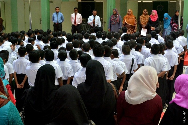 13 ޖެނުއަރީ 2016: ދިރާސީ އާ އަހަރުގެ ކިޔެވުން ފެށުން. އަރަބިއްޔާ ސްކޫލްގެ ދަރިވަރުންނާއި މުދައްރިސުން އަދި ސްކޫލްގެ ވެރިން އެ ސްކޫލްގެ އެސެމްބްލީގައި --- ސަން ފޮޓޯ: އަހްމަދު މުޖްތަބާ