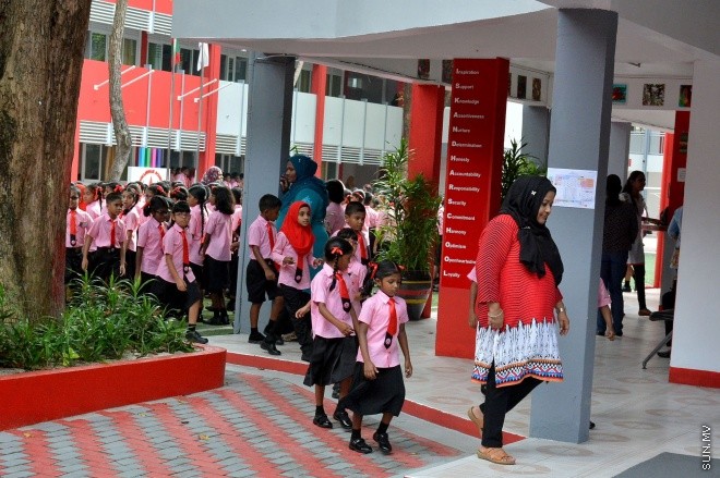 13 ޖެނުއަރީ 2016: ދިރާސީ އާ އަހަރުގެ ކިޔެވުން ފެށުން. އިސްކަންދަރު ސްކޫލްގެ އެސެމްބްލީގައި އެ ސްކޫލްގެ ދަރިވަރުންނާއި މުދައްރިސުން --- ސަން ފޮޓޯ: އަހްމަދު މުޖްތަބާ