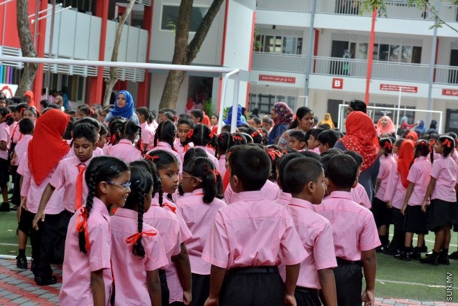 13 ޖެނުއަރީ 2016: ދިރާސީ އާ އަހަރުގެ ކިޔެވުން ފެށުން. އިސްކަންދަރު ސްކޫލްގެ ދަރިވަރުންތަކެއް އެ ސްކޫލްގެ އެސެމްބްލީގައި --- ސަން ފޮޓޯ: އަހްމަދު މުޖްތަބާ
