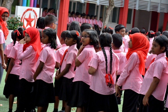 13 ޖެނުއަރީ 2016: ދިރާސީ އާ އަހަރުގެ ކިޔެވުން ފެށުން. އިސްކަންދަރު ސްކޫލްގެ ދަރިވަރުންތަކެއް އެ ސްކޫލްގެ އެސެމްބްލީގައި --- ސަން ފޮޓޯ: އަހްމަދު މުޖްތަބާ
