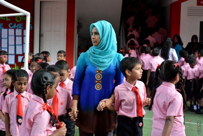 13 ޖެނުއަރީ 2016: ދިރާސީ އާ އަހަރުގެ ކިޔެވުން ފެށުން. އިސްކަންދަރު ސްކޫލްގެ ދަރިވަރުންތަކެއް ގޮވައިގެން މުދައްރިސަކު އެ ސްކޫލްގެ އެސެމްބްލީގައި --- ސަން ފޮޓޯ: އަހްމަދު މުޖްތަބާ