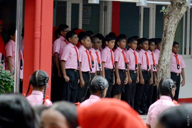 13 ޖެނުއަރީ 2016: ދިރާސީ އާ އަހަރުގެ ކިޔެވުން ފެށުން. އިސްކަންދަރު ސްކޫލްގެ ދަރިވަރުންތަކެއް އެ ސްކޫލްގެ އެސެމްބްލީގައި --- ސަން ފޮޓޯ: އަހްމަދު މުޖްތަބާ