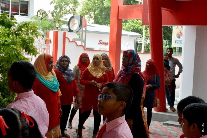 13 ޖެނުއަރީ 2016: ދިރާސީ އާ އަހަރުގެ ކިޔެވުން ފެށުން. އިސްކަންދަރު ސްކޫލްގެ އެސެމްބްލީގައި އެ ސްކޫލްގެ ދަރިވަރުންނާއި މުދައްރިސުން --- ސަން ފޮޓޯ: އަހްމަދު މުޖްތަބާ