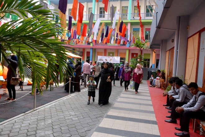 13 ޖެނުއަރީ 2016: ދިރާސީ އާ އަހަރުގެ ކިޔެވުން ފެށުން. އަހްމަދިއްޔާ އިންޓަނޭޝަނަލް ސްކޫލް --- ސަން ފޮޓޯ: އަހްމަދު މުޖްތަބާ