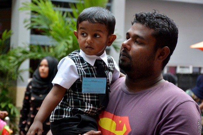 13 ޖެނުއަރީ 2016: ދިރާސީ އާ އަހަރުގެ ކިޔެވުން ފެށުން. އަހްމަދިއްޔާ އިންޓަނޭޝަނަލް ސްކޫލްގެ ދަރިވަރަކާއި ބެލެނިވެރިޔާ --- ސަން ފޮޓޯ: އަހްމަދު މުޖްތަބާ