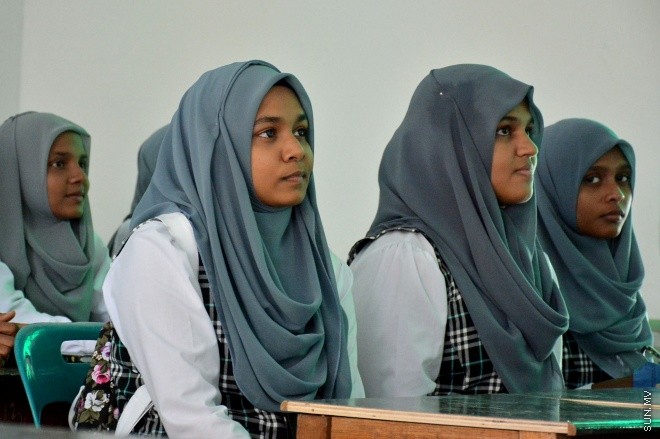 13 ޖެނުއަރީ 2016: ދިރާސީ އާ އަހަރުގެ ކިޔެވުން ފެށުން. އަހްމަދިއްޔާ އިންޓަނޭޝަނަލް ސްކޫލްގެ ދަރިވަރުންތަކެއް ކްލާސް ތެރޭގައި--- ސަން ފޮޓޯ: އަހްމަދު މުޖްތަބާ