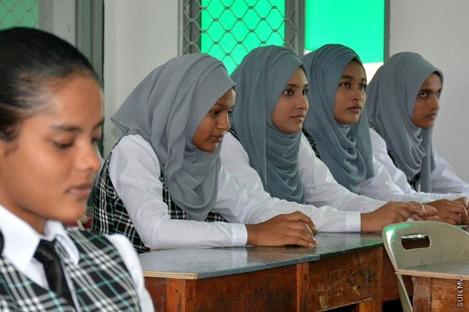 13 ޖެނުއަރީ 2016: ދިރާސީ އާ އަހަރުގެ ކިޔެވުން ފެށުން. އަހްމަދިއްޔާ އިންޓަނޭޝަނަލް ސްކޫލްގެ ދަރިވަރުންތަކެއް ކްލާސް ތެރޭގައި--- ސަން ފޮޓޯ: އަހްމަދު މުޖްތަބާ