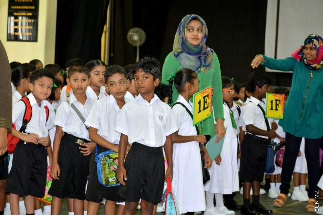 13 ޖެނުއަރީ 2016: ދިރާސީ އާ އަހަރުގެ ކިޔެވުން ފެށުން. ކަލާފާނު ސްކޫލްގެ ދަރިވަރުންތަކެއް މުދައްރިސުންނާއެކު ސްކޫލްގެ ހޯލްތެރޭގައި--- ސަން ފޮޓޯ: އަހްމަދު މުޖްތަބާ