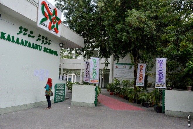 13 ޖެނުއަރީ 2016: ދިރާސީ އާ އަހަރުގެ ކިޔެވުން ފެށުން. ދަރިވަރުންނަށް މަރުހަބާ ކިޔުމަށް ސްކޫލް ތައްޔާރުކޮށްފައި --- ސަން ފޮޓޯ: އަހްމަދު މުޖްތަބާ