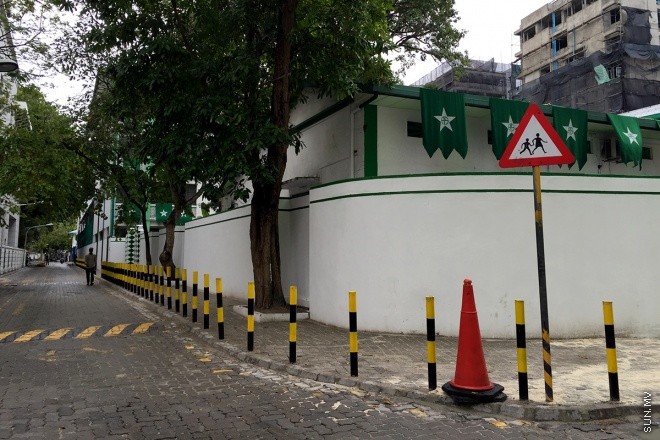 13 ޖެނުއަރީ 2016: ދިރާސީ އާ އަހަރުގެ ކިޔެވުން ފެށުން. އަމީނިއްޔާ ސްކޫލް ކައިރީގައި ހައުސިން މިނިސްޓްރީން ހަދާފައިވާ ސޭފް ޒޯން --- ސަން ފޮޓޯ: އަހްމަދު މުޖްތަބާ