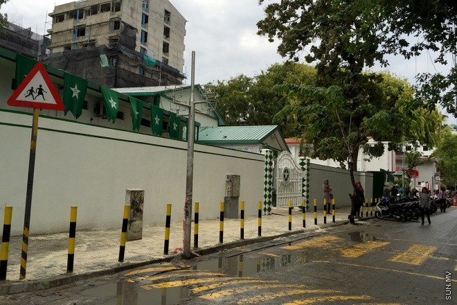 13 ޖެނުއަރީ 2016: ދިރާސީ އާ އަހަރުގެ ކިޔެވުން ފެށުން. އަމީނިއްޔާ ސްކޫލް ކައިރީގައި ހައުސިން މިނިސްޓްރީން ހަދާފައިވާ ސޭފް ޒޯން --- ސަން ފޮޓޯ: އަހްމަދު މުޖްތަބާ