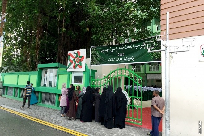 13 ޖެނުއަރީ 2016: ދިރާސީ އާ އަހަރުގެ ކިޔެވުން ފެށުން. އަރަބިއްޔާ ސްކޫލްގެ ބެލެނިވެރިންތަކެއް އެ ސްކޫލްގެ ބޭރުގައި މަޑުކޮށްލައިގެން --- ސަން ފޮޓޯ: އަހްމަދު މުޖްތަބާ