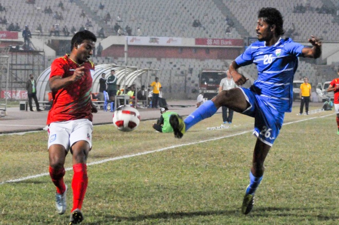 ޖަނަވަރީ 14، 2016: ބަންގްލަދޭޝްގައި ކުރިއަށް ދާ ބަންގުބަންދު ގޯލްޑް ކަޕްގައި ރާއްޖެއާ ބަންގްލަދޭޝްގެ 21 އަހަރުން ދަށުގެ ޓީމު ބައްދަލު ކުރި މެޗުގެ ތެރެއިން -- ފޮޓޯ/ އިމޭޖާސް އެމްވީ