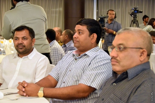 ޖެނުވަރީ 25، 2016: ސަލްޓަން ޕާކު ތަރައްގީކުރުމުގެ މަސައްކަތް އެމްޓީސީސީ އާއި ހަވާލުކުރުމަށް ބޭއްވި ރަސްމިއްޔާތުގެ ތެރެއިން ---- ސަން ފޮޓޯ/ އަހުމަދު ޝަރުވާން 