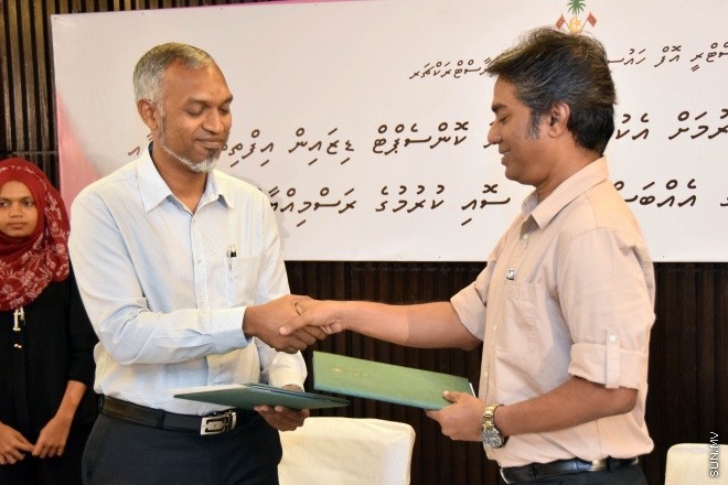 ޖެނުވަރީ 25، 2016: ސަލްޓަން ޕާކު ތަރައްގީކުރުމުގެ މަސައްކަތް އެމްޓީސީސީ އާއި ހަވާލުކުރުމަށް ބޭއްވި ރަސްމިއްޔާތުގެ ތެރެއިން ---- ސަން ފޮޓޯ/ އަހުމަދު ޝަރުވާން 