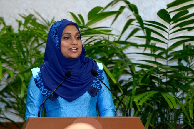 26 ޖަނަވަރީ 2016. އީސުލްޖުމްހޫރިއްޔާ، ރަން ދިހަފަހެއް ނޫޓް ސީރީޒް ދައުރުކުރުން ރަސްމީކޮށް އިފްތިތާޙުކޮށްދެއްވުން. ރާއްޖޭގެ އާ ނޫޓް ސީރީޒްގައި ހިމެނެނި 10 ރުފިޔާއާއި، 20 ރުފިޔާއާއި، 50 ރުފިޔާއާއި، 100 ރުފިޔާއާއި، 500 ރުފިޔާއާއި، 1000 ރުފިޔާ -- ފޮޓޯ: ރައީސް އޮފީސް