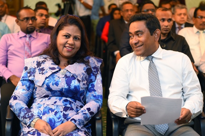 26 ޖަނަވަރީ 2016. އީސުލްޖުމްހޫރިއްޔާ، ރަން ދިހަފަހެއް ނޫޓް ސީރީޒް ދައުރުކުރުން ރަސްމީކޮށް އިފްތިތާޙުކޮށްދެއްވުން. ރާއްޖޭގެ އާ ނޫޓް ސީރީޒްގައި ހިމެނެނި 10 ރުފިޔާއާއި، 20 ރުފިޔާއާއި، 50 ރުފިޔާއާއި، 100 ރުފިޔާއާއި، 500 ރުފިޔާއާއި، 1000 ރުފިޔާ -- ފޮޓޯ: ރައީސް އޮފީސް