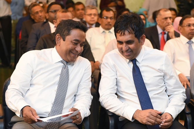26 ޖަނަވަރީ 2016. އީސުލްޖުމްހޫރިއްޔާ، ރަން ދިހަފަހެއް ނޫޓް ސީރީޒް ދައުރުކުރުން ރަސްމީކޮށް އިފްތިތާޙުކޮށްދެއްވުން. ރާއްޖޭގެ އާ ނޫޓް ސީރީޒްގައި ހިމެނެނި 10 ރުފިޔާއާއި، 20 ރުފިޔާއާއި، 50 ރުފިޔާއާއި، 100 ރުފިޔާއާއި، 500 ރުފިޔާއާއި، 1000 ރުފިޔާ -- ފޮޓޯ: ރައީސް އޮފީސް