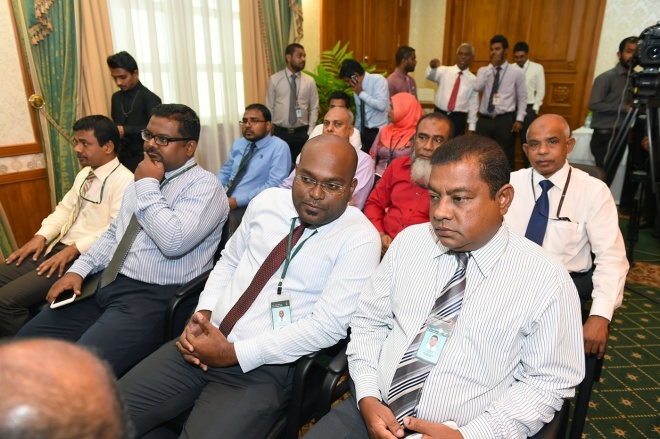 26 ޖަނަވަރީ 2016: ރައީސުލްޖުމްހޫރިއްޔާ، ރަން ދިހަފަހެއް ނޫޓް ސީރީޒް ދައުރުކުރުން ރަސްމީކޮށް އިފްތިތާޙުކޮށްދެއްވުން. ރާއްޖޭގެ އާ ނޫޓް ސީރީޒްގައި ހިމެނެނި 10 ރުފިޔާއާއި، 20 ރުފިޔާއާއި، 50 ރުފިޔާއާއި، 100 ރުފިޔާއާއި، 500 ރުފިޔާއާއި، 1000 ރުފިޔާ -- ފޮޓޯ: ރައީސް އޮފީސް