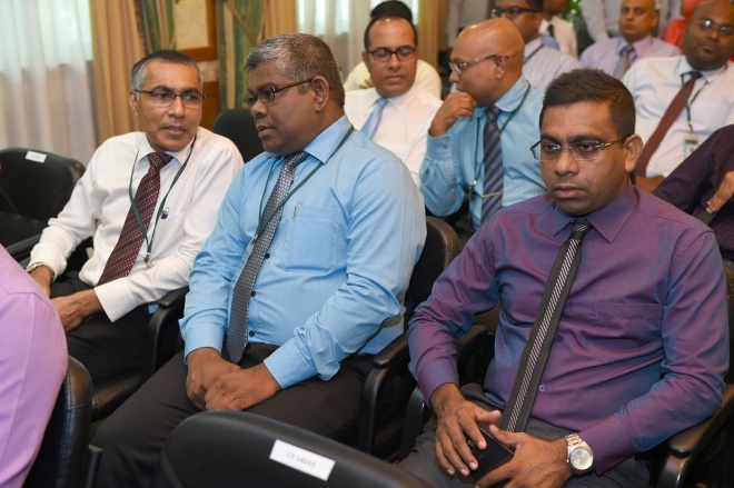 26 ޖަނަވަރީ 2016: ރައީސުލްޖުމްހޫރިއްޔާ، ރަން ދިހަފަހެއް ނޫޓް ސީރީޒް ދައުރުކުރުން ރަސްމީކޮށް އިފްތިތާޙުކޮށްދެއްވުން. ރާއްޖޭގެ އާ ނޫޓް ސީރީޒްގައި ހިމެނެނި 10 ރުފިޔާއާއި، 20 ރުފިޔާއާއި، 50 ރުފިޔާއާއި، 100 ރުފިޔާއާއި، 500 ރުފިޔާއާއި، 1000 ރުފިޔާ -- ފޮޓޯ: ރައީސް އޮފީސް
