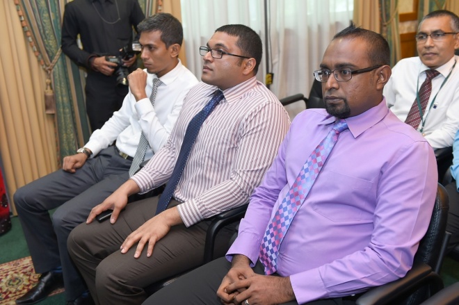 26 ޖަނަވަރީ 2016: ރައީސުލްޖުމްހޫރިއްޔާ، ރަން ދިހަފަހެއް ނޫޓް ސީރީޒް ދައުރުކުރުން ރަސްމީކޮށް އިފްތިތާޙުކޮށްދެއްވުން. ރާއްޖޭގެ އާ ނޫޓް ސީރީޒްގައި ހިމެނެނި 10 ރުފިޔާއާއި، 20 ރުފިޔާއާއި، 50 ރުފިޔާއާއި، 100 ރުފިޔާއާއި، 500 ރުފިޔާއާއި، 1000 ރުފިޔާ -- ފޮޓޯ: ރައީސް އޮފީސް