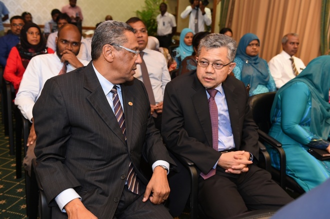 26 ޖަނަވަރީ 2016: ރައީސުލްޖުމްހޫރިއްޔާ، ރަން ދިހަފަހެއް ނޫޓް ސީރީޒް ދައުރުކުރުން ރަސްމީކޮށް އިފްތިތާޙުކޮށްދެއްވުން. ރާއްޖޭގެ އާ ނޫޓް ސީރީޒްގައި ހިމެނެނި 10 ރުފިޔާއާއި، 20 ރުފިޔާއާއި، 50 ރުފިޔާއާއި، 100 ރުފިޔާއާއި، 500 ރުފިޔާއާއި، 1000 ރުފިޔާ -- ފޮޓޯ: ރައީސް އޮފީސް