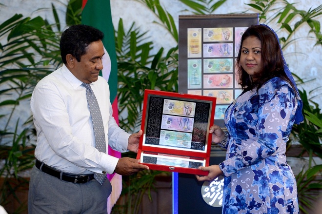 26 ޖަނަވަރީ 2016: ރައީސުލްޖުމްހޫރިއްޔާ، ރަން ދިހަފަހެއް ނޫޓް ސީރީޒް ދައުރުކުރުން ރަސްމީކޮށް އިފްތިތާޙުކޮށްދެއްވުން. ރާއްޖޭގެ އާ ނޫޓް ސީރީޒްގައި ހިމެނެނި 10 ރުފިޔާއާއި، 20 ރުފިޔާއާއި، 50 ރުފިޔާއާއި، 100 ރުފިޔާއާއި، 500 ރުފިޔާއާއި، 1000 ރުފިޔާ -- ފޮޓޯ: ރައީސް އޮފީސް