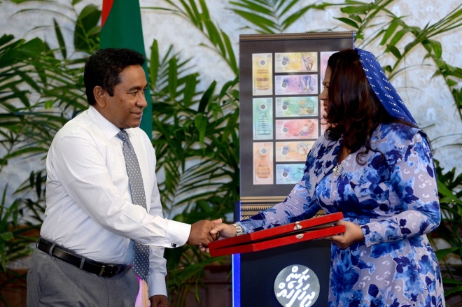 26 ޖަނަވަރީ 2016: ރައީސުލްޖުމްހޫރިއްޔާ، ރަން ދިހަފަހެއް ނޫޓް ސީރީޒް ދައުރުކުރުން ރަސްމީކޮށް އިފްތިތާޙުކޮށްދެއްވުން. ރާއްޖޭގެ އާ ނޫޓް ސީރީޒްގައި ހިމެނެނި 10 ރުފިޔާއާއި، 20 ރުފިޔާއާއި، 50 ރުފިޔާއާއި، 100 ރުފިޔާއާއި، 500 ރުފިޔާއާއި، 1000 ރުފިޔާ -- ފޮޓޯ: ރައީސް އޮފީސް