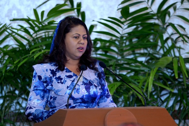 26 ޖަނަވަރީ 2016: ރައީސުލްޖުމްހޫރިއްޔާ، ރަން ދިހަފަހެއް ނޫޓް ސީރީޒް ދައުރުކުރުން ރަސްމީކޮށް އިފްތިތާޙުކޮށްދެއްވުން. ރާއްޖޭގެ އާ ނޫޓް ސީރީޒްގައި ހިމެނެނި 10 ރުފިޔާއާއި، 20 ރުފިޔާއާއި، 50 ރުފިޔާއާއި، 100 ރުފިޔާއާއި، 500 ރުފިޔާއާއި، 1000 ރުފިޔާ -- ފޮޓޯ: ރައީސް އޮފީސް