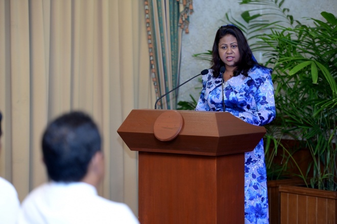 26 ޖަނަވަރީ 2016: ރައީސުލްޖުމްހޫރިއްޔާ، ރަން ދިހަފަހެއް ނޫޓް ސީރީޒް ދައުރުކުރުން ރަސްމީކޮށް އިފްތިތާޙުކޮށްދެއްވުން. ރާއްޖޭގެ އާ ނޫޓް ސީރީޒްގައި ހިމެނެނި 10 ރުފިޔާއާއި، 20 ރުފިޔާއާއި، 50 ރުފިޔާއާއި، 100 ރުފިޔާއާއި، 500 ރުފިޔާއާއި، 1000 ރުފިޔާ -- ފޮޓޯ: ރައީސް އޮފީސް