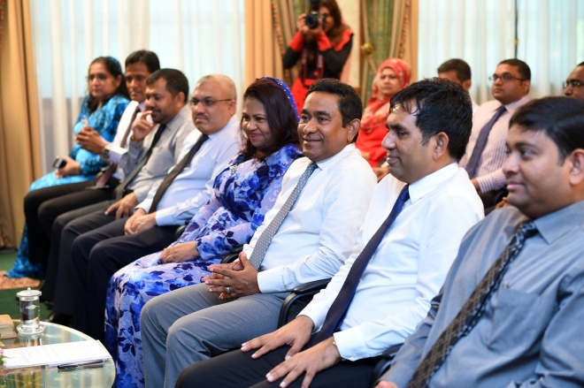 26 ޖަނަވަރީ 2016: ރައީސުލްޖުމްހޫރިއްޔާ، ރަން ދިހަފަހެއް ނޫޓް ސީރީޒް ދައުރުކުރުން ރަސްމީކޮށް އިފްތިތާޙުކޮށްދެއްވުން. ރާއްޖޭގެ އާ ނޫޓް ސީރީޒްގައި ހިމެނެނި 10 ރުފިޔާއާއި، 20 ރުފިޔާއާއި، 50 ރުފިޔާއާއި، 100 ރުފިޔާއާއި، 500 ރުފިޔާއާއި، 1000 ރުފިޔާ -- ފޮޓޯ: ރައީސް އޮފީސް