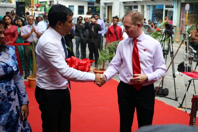 ޖެނުވަރީ 26، 2016: ބީއެމްއެލްގެ ދިހަވަނަ ސެލްފް ސާވިސް އޭޓީއެމް ޔުނިޓް އައިޖީއެމްއެޗު ގައި ހުޅުވުމަށް ބޭއްވި ރަސްމިއްޔާތުގެ ތެރެއިން --- ސަން ފޮޓޯ/ ޔޫސުފް ސޮފްވާން