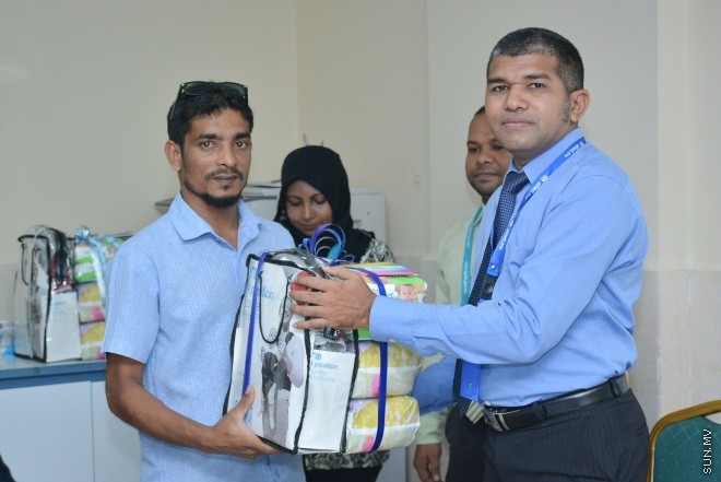 ޖެނުއަރީ 31، 2016: އެލައިޑް އިންޝުއަރެންސް ކުންފުންޏަށް 31 އަހަރު ފުރުނު އަހަރީ ދުވަސް ކަމަށްވާ ޖެނުއަރީ 30 ވަނަ ދުވަހު ރާއްޖޭގައި އުފަންވި ހުރިހާ ކުދިންނަށް އެ ކުންފުނިން އިންޝްއަރެންސް ޕްލޭނެއް ހަދިޔާ ކުރުމަށް ބޭއްވި ހަފްލާގެ ތެރެއިން -- ސަން ފޮޓޯ/ފަޔާޒު މޫސާ
