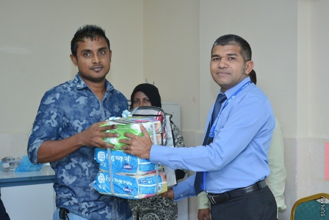 ޖެނުއަރީ 31، 2016: އެލައިޑް އިންޝުއަރެންސް ކުންފުންޏަށް 31 އަހަރު ފުރުނު އަހަރީ ދުވަސް ކަމަށްވާ ޖެނުއަރީ 30 ވަނަ ދުވަހު ރާއްޖޭގައި އުފަންވި ހުރިހާ ކުދިންނަށް އެ ކުންފުނިން އިންޝްއަރެންސް ޕްލޭނެއް ހަދިޔާ ކުރުމަށް ބޭއްވި ހަފްލާގެ ތެރެއިން -- ސަން ފޮޓޯ/ފަޔާޒު މޫސާ