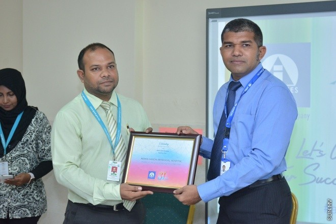 ޖެނުއަރީ 31، 2016: އެލައިޑް އިންޝުއަރެންސް ކުންފުންޏަށް 31 އަހަރު ފުރުނު އަހަރީ ދުވަސް ކަމަށްވާ ޖެނުއަރީ 30 ވަނަ ދުވަހު ރާއްޖޭގައި އުފަންވި ހުރިހާ ކުދިންނަށް އެ ކުންފުނިން އިންޝްއަރެންސް ޕްލޭނެއް ހަދިޔާ ކުރުމަށް ބޭއްވި ހަފްލާގެ ތެރެއިން -- ސަން ފޮޓޯ/ފަޔާޒު މޫސާ