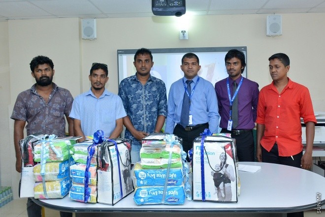 ޖެނުއަރީ 31، 2016: އެލައިޑް އިންޝުއަރެންސް ކުންފުންޏަށް 31 އަހަރު ފުރުނު އަހަރީ ދުވަސް ކަމަށްވާ ޖެނުއަރީ 30 ވަނަ ދުވަހު ރާއްޖޭގައި އުފަންވި ހުރިހާ ކުދިންނަށް އެ ކުންފުނިން އިންޝްއަރެންސް ޕްލޭނެއް ހަދިޔާ ކުރުމަށް ބޭއްވި ހަފްލާގެ ތެރެއިން -- ސަން ފޮޓޯ/ފަޔާޒު މޫސާ