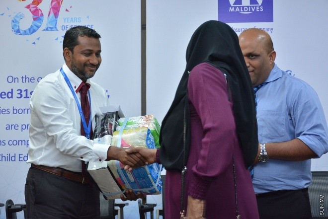 ޖެނުއަރީ 31، 2016: އެލައިޑް އިންޝުއަރެންސް ކުންފުންޏަށް 31 އަހަރު ފުރުނު އަހަރީ ދުވަސް ކަމަށްވާ ޖެނުއަރީ 30 ވަނަ ދުވަހު ރާއްޖޭގައި އުފަންވި ހުރިހާ ކުދިންނަށް އެ ކުންފުނިން އިންޝްއަރެންސް ޕްލޭނެއް ހަދިޔާ ކުރުމަށް ބޭއްވި ހަފްލާގެ ތެރެއިން -- ސަން ފޮޓޯ/ފަޔާޒު މޫސާ